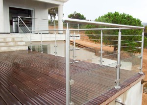 Garde fou 3 cables et verre sur terrasse en bois