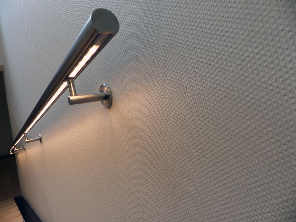 Main courante inox à LED : de la lumière dans votre escalier