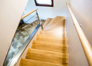 Escalier en bois et rampe d'escalier en verre